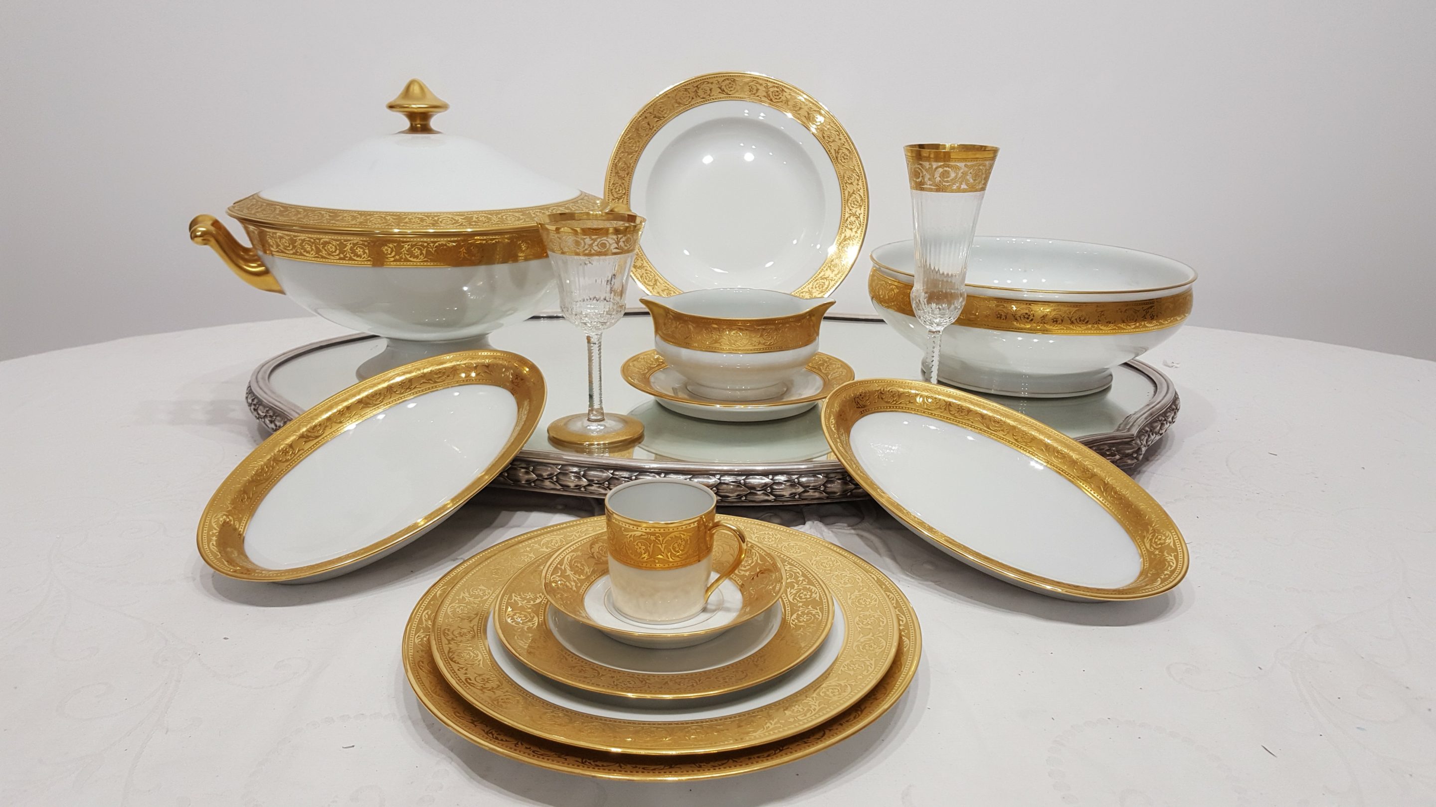Service de table en porcelaine de Limoges,Haviland,modèle Thistle
