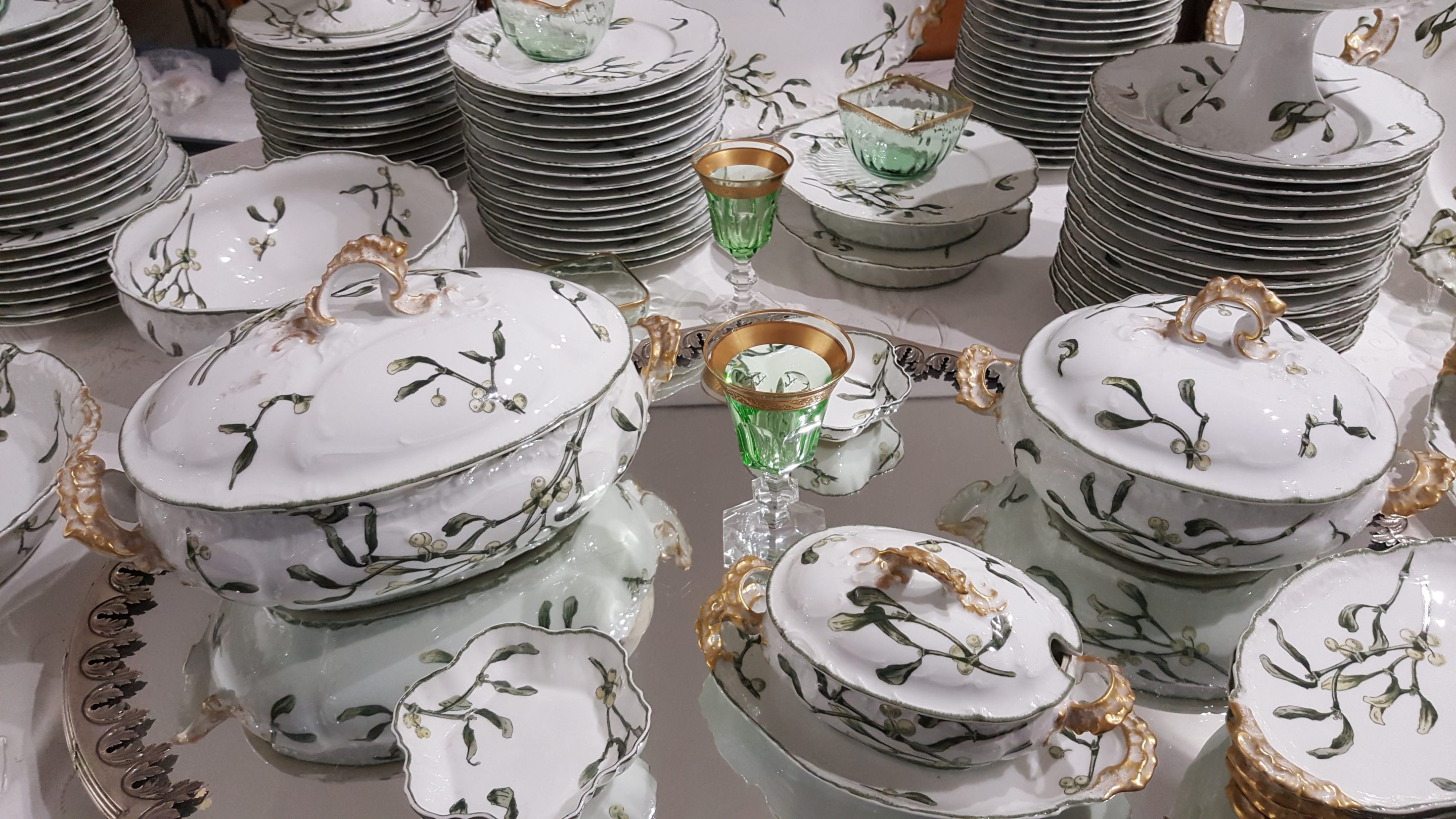 Service de table à décor de gui en porcelaine de Limoges époque Napoléon 3