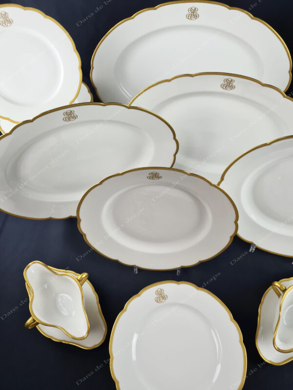 Série de plats monogrammés porcelaine
