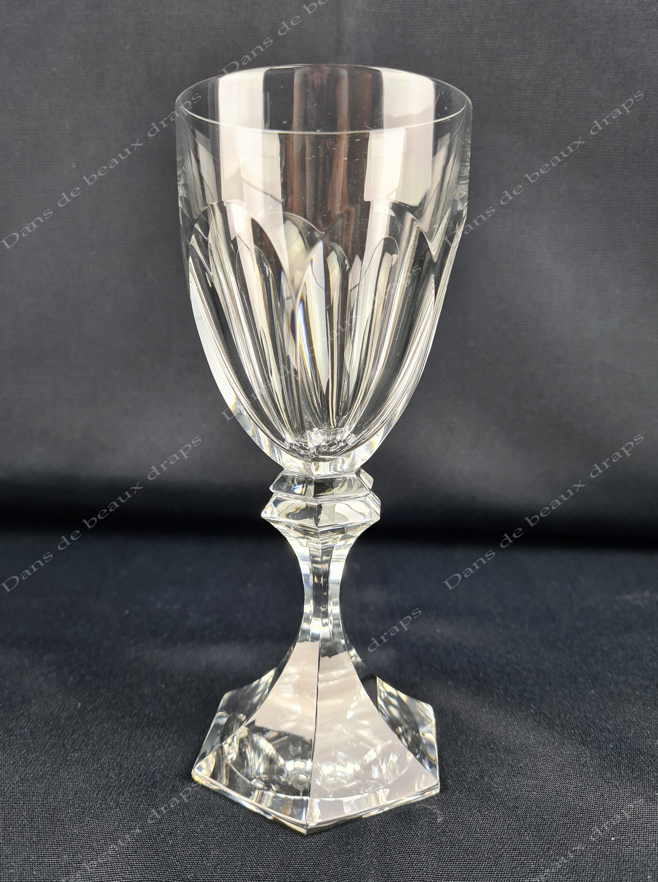 Verre à vin rouge ,cristallerie de St Louis modèle Chambord - Dans