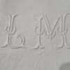 Jolie série de 8 serviettes de table en damassé de lin à décor de pois monogrammées LM. – Image 3