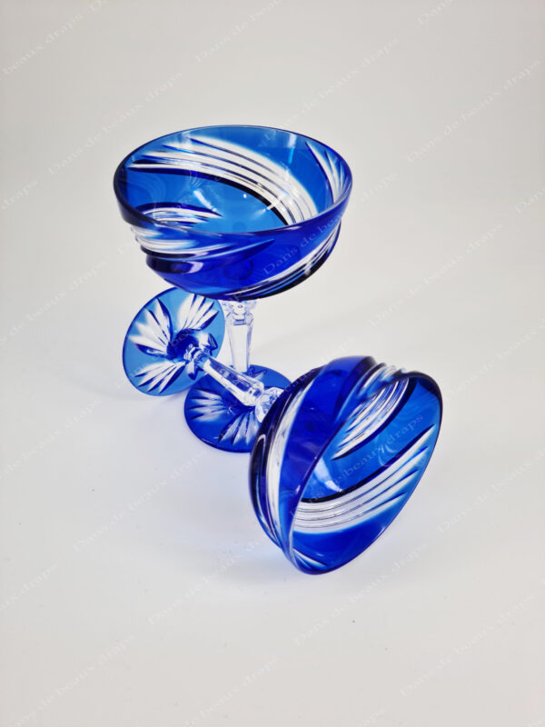 coupes en cristal bleues