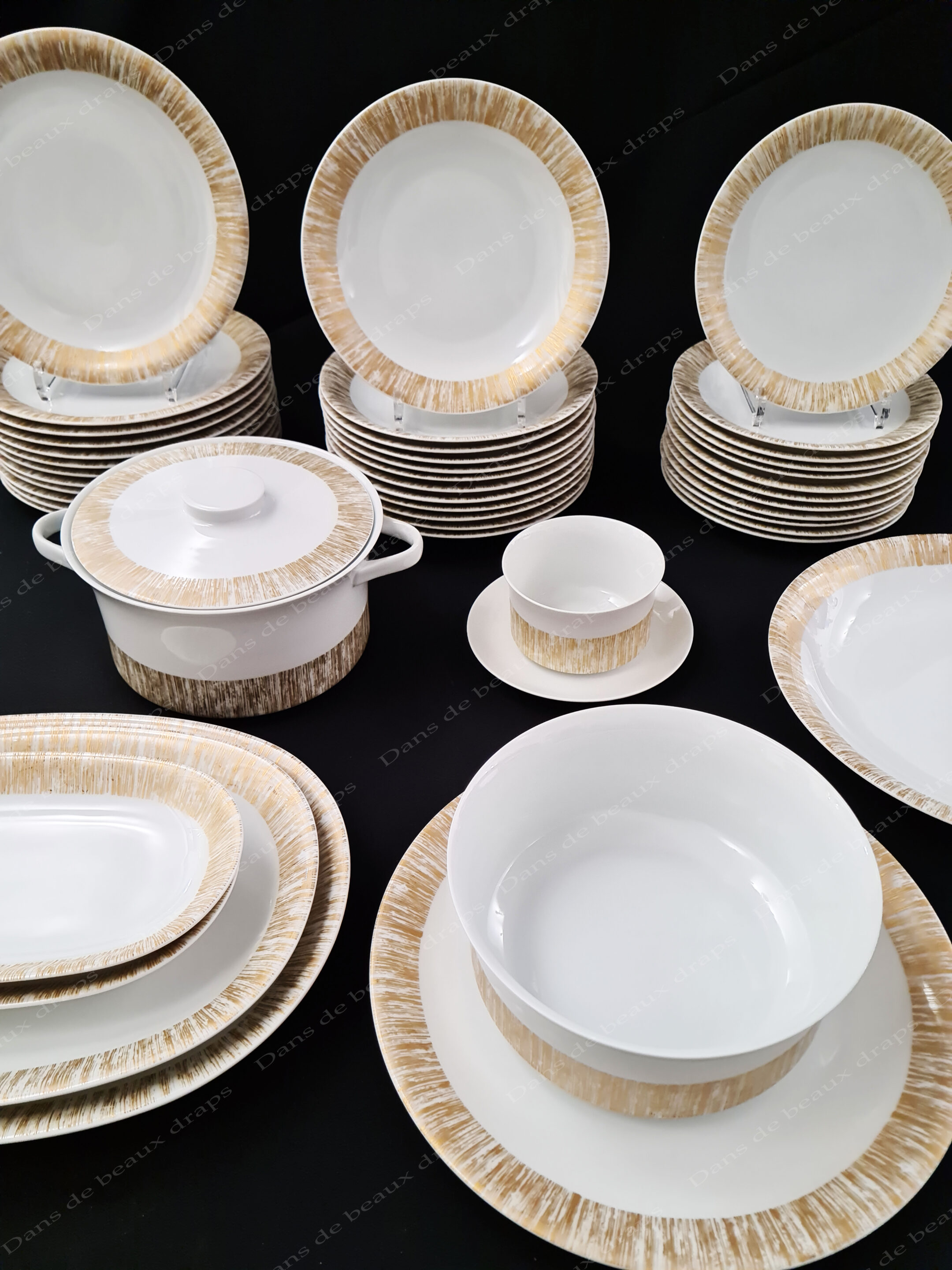 Service de table en porcelaine blanche et marli doré,KPM,Allemagne,années  70,57 pièces. - Dans de beaux draps