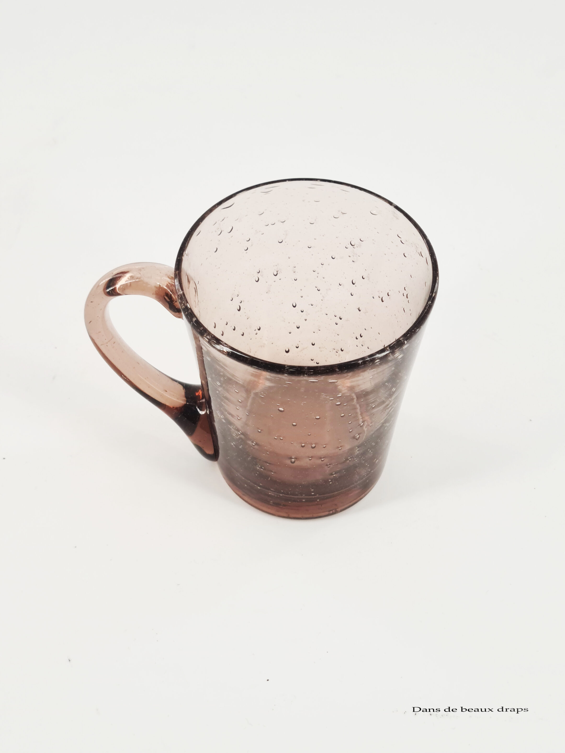 Jolie tasse à café ou à thé en verre de Biot de couleur mauve