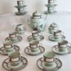 Superbe service à café en porcelaine de Limoges, vert céladon , maison Raynaud , décor floral , 27 pièces. – Image 5