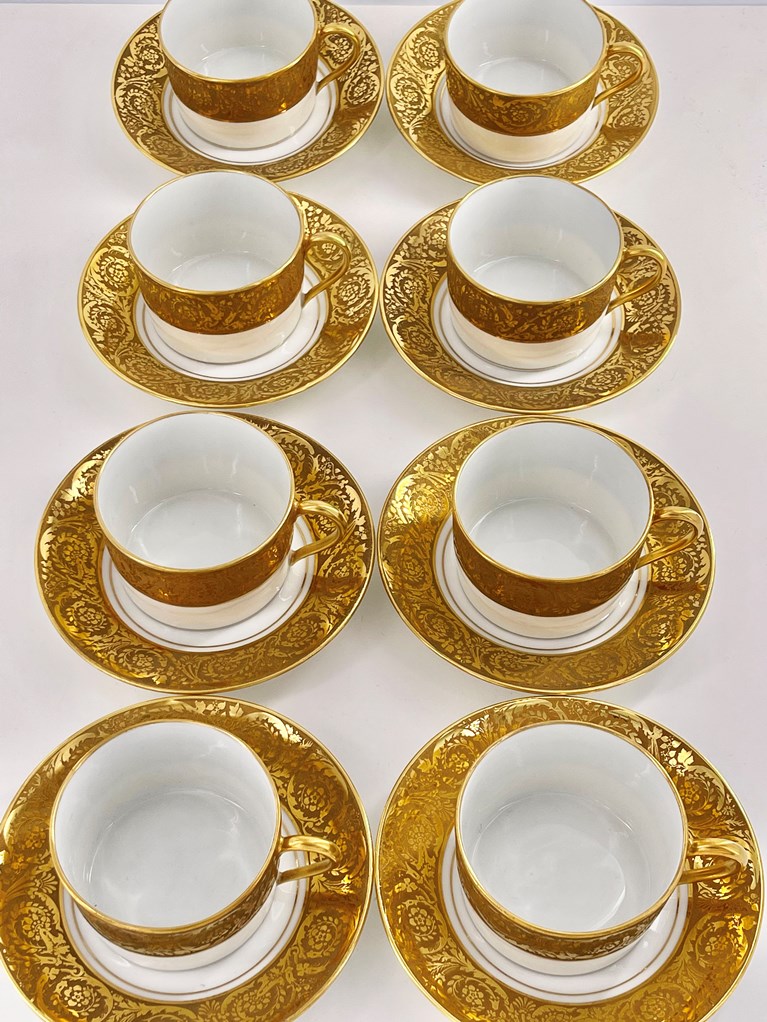 Ensemble de 6 assiettes de présentation et 6 assiettes à pain dorées en  porcelaine de Limoges, Philippe Deshoulières modèle Carat. - Dans de beaux  draps