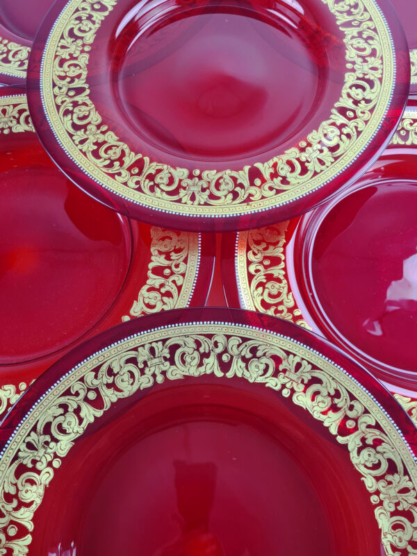 assiettes-rouge-or