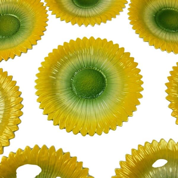 Ensemble de 8 assiettes à dessert et 1 saladier en barbotine à décor de tournesol. – Image 8