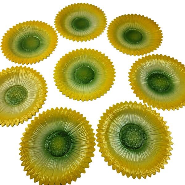 Ensemble de 8 assiettes à dessert et 1 saladier en barbotine à décor de tournesol. – Image 9