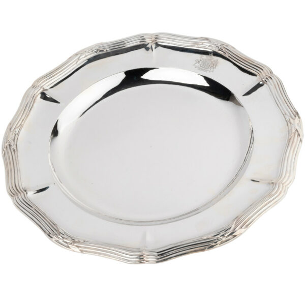 Superbe plat rond en argent orfèvre Odiot Paris, armorié sous couronne comtale.